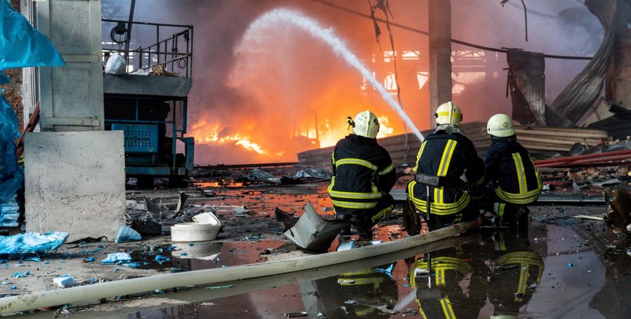 Рятувальники ДСНС ліквідують наслідки обстрілу України 6 червня