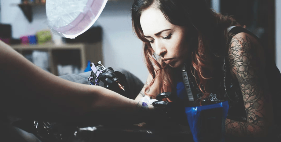 Тату, татуировка, временное тату, не постоянное тату, мастер тату, друзья сделали тату, сделали тату на вечеринке,