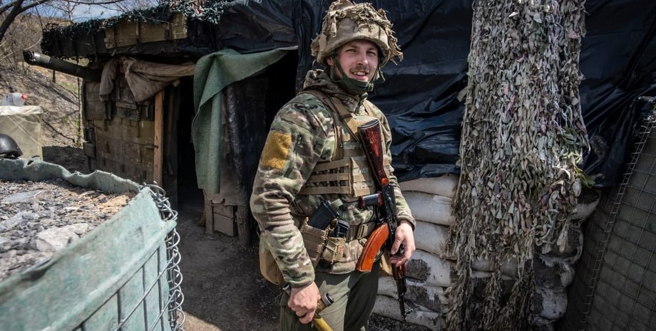 Український солдат в окопі на фронті російсько-української війни