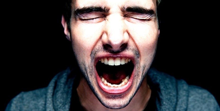 Мысли в голове и критика способны вызвать физическую боль боль, стресс