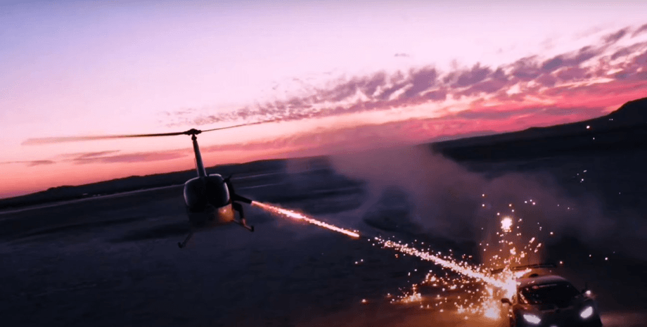 Блогер стрелял фейерверками с вертолета, блогера могут арестовать, Lamborghini, вертолет, спорткар, стрелял с вертолета в машину