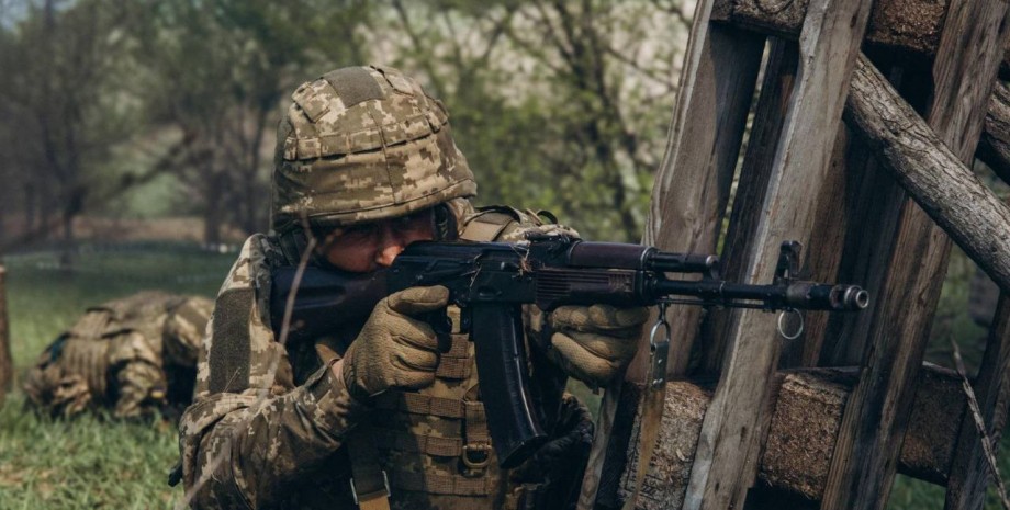 ЗСУ боєць ЗСУ з автоматом цілиться на війні в Україні