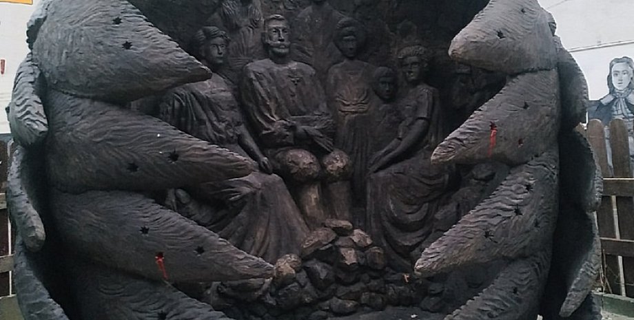Памятник Николаю II, Ялта, Ливадийский дворец
