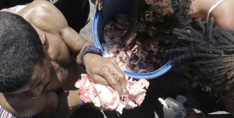 Люди роются в мясных отходах в Бразилии