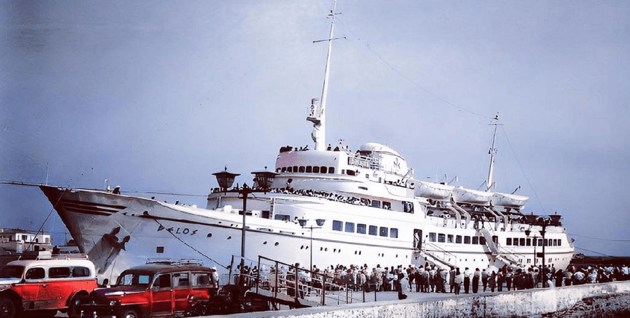 Чоловік купив круїзний лайнер, судно "Аврора", Аврора, 85 кают, відритий басейн, реставрація корабля, прибережний музей