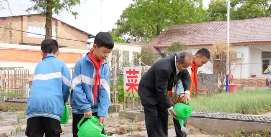 Китаец превратил старую фабрику в школу и приют для детей, оставшихся без должного ухода