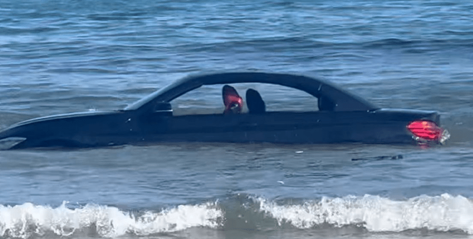 BMW, иномарка, машина, авто, автомобиль, море, авто в море, машина в воде, унесло в море,