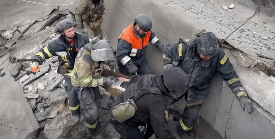 удар по Костянтинівці, жінку дістали з під завалів, авіаудар по Костянтинівці, ДСНС врятували жінку