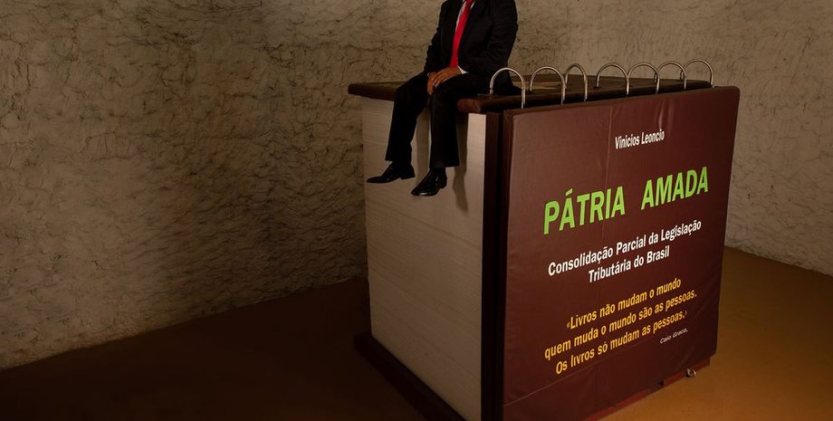 Винисиос Леонсио сидит на Налоговом кодексе Бразилии. Фото: PHILIPE MARTINS