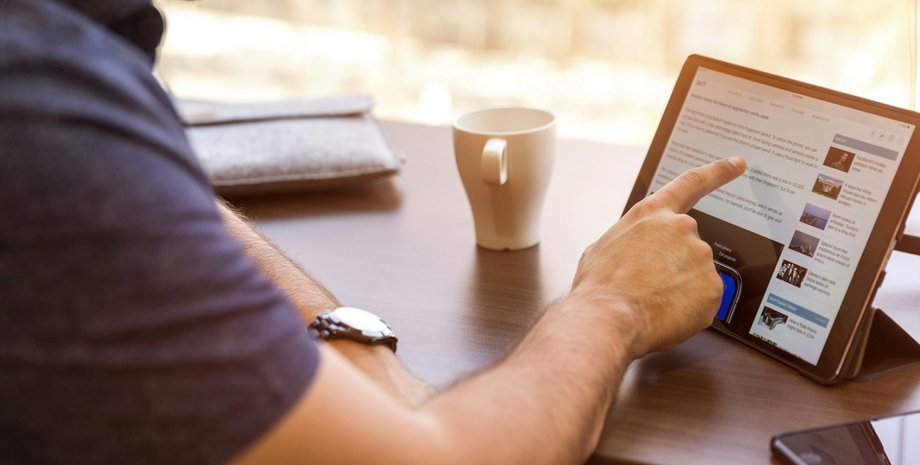 Чоловік переглядає сайт на планшеті