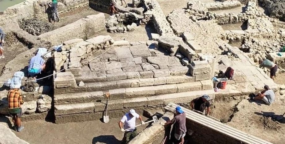 Херсонес Таврический, античный город-государство, Крым, греческая колонизация, византийская эпоха, Черное море, Список всемирного наследия ЮНЕСКО, археологический памятник, историческое значение, торговля и коммерция, россия, похищение артефактов