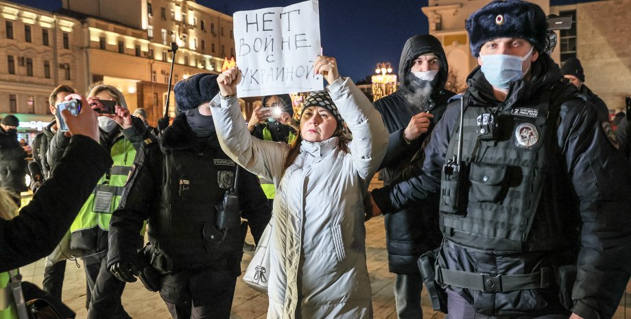 протест в России, полиция, женщина, фото