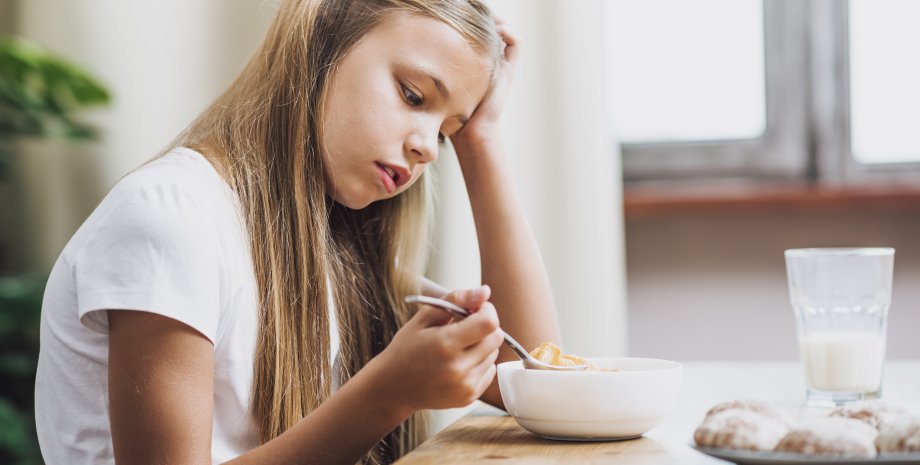 Как вернуть аппетит ребенку Девочка за столом