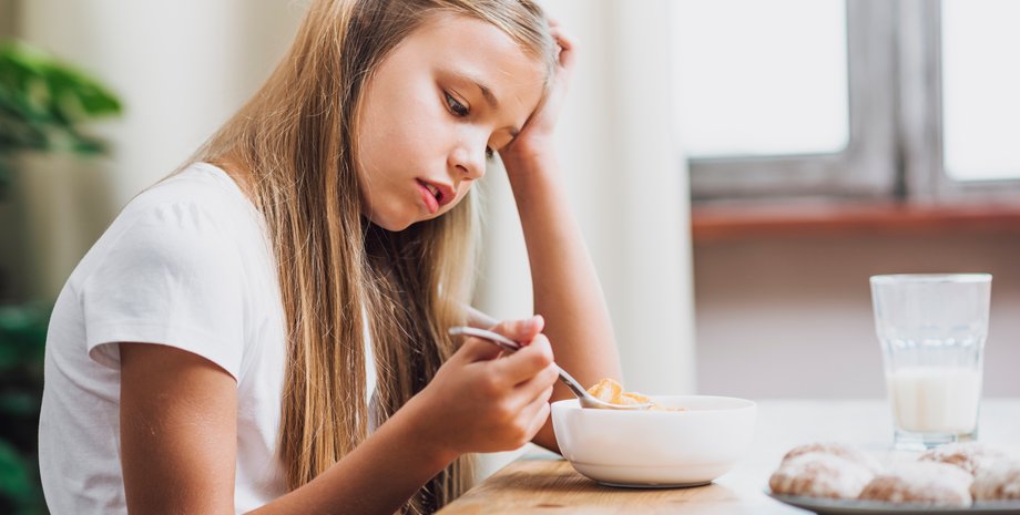 Девочка за столом