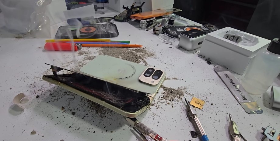 складаний смартфон Pixel 10 Pro Fold тест на міцність