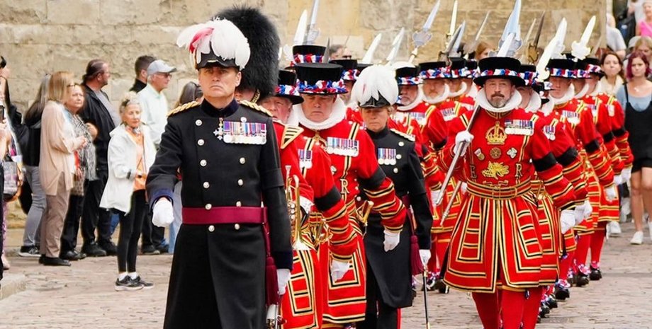 королева єлизавета, королівський похорон, прощання з королевою, біфітер, тауер