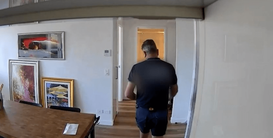 Прихована камера Прихована камера, чоловік, будинок, сантехнік