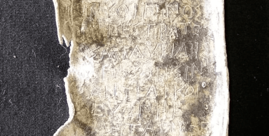 табличка с проклятием, стол, фото