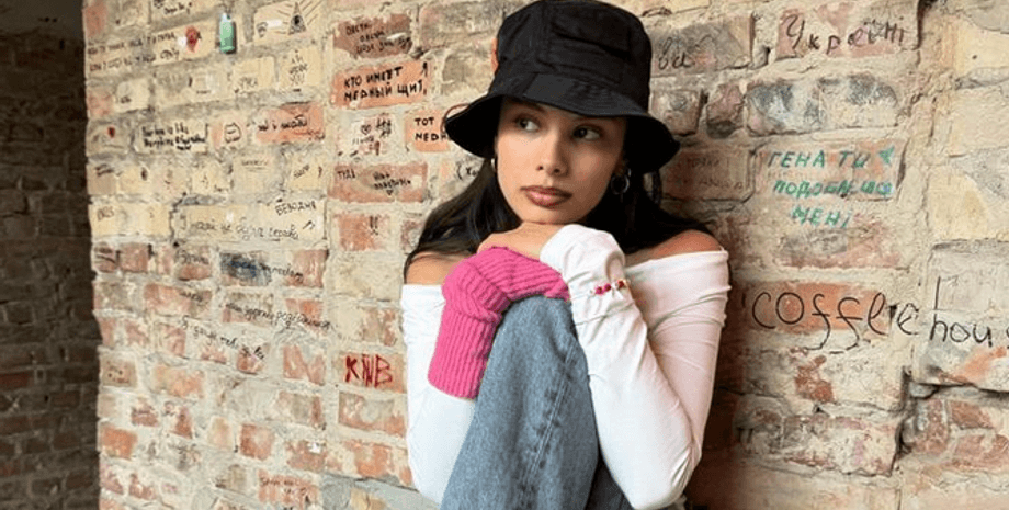 Мишель Андраде, стена