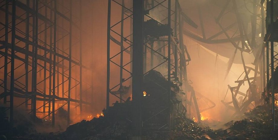 Российское средство поражения попало по объекту в Василищеве и начался масштабный пожар, который охватил два гектара, сообщили в ОГА и ГСЧС