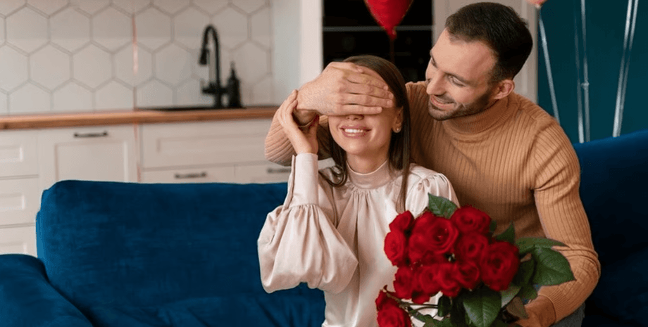 что подарить женщине на 8 марта