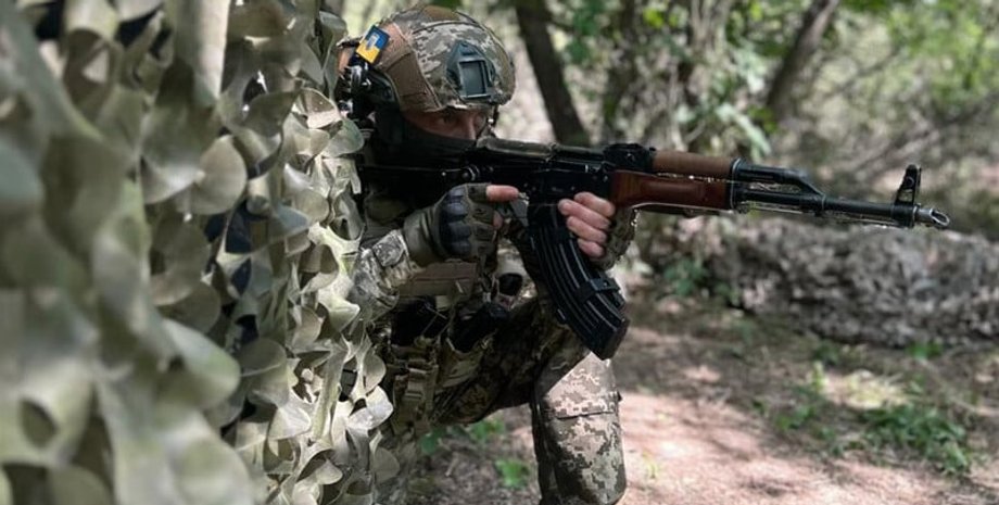 Боєць ДШВ ЗСУ десантник ЗСУ на навчаннях