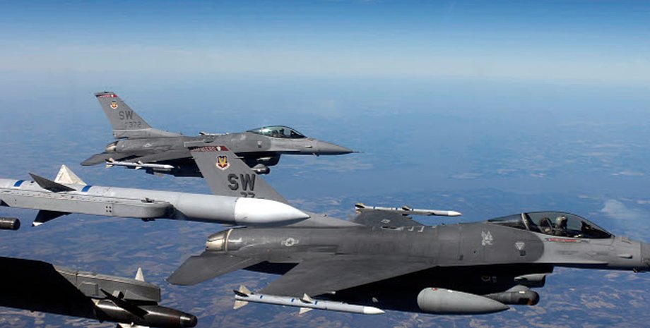 Самолеты F-16