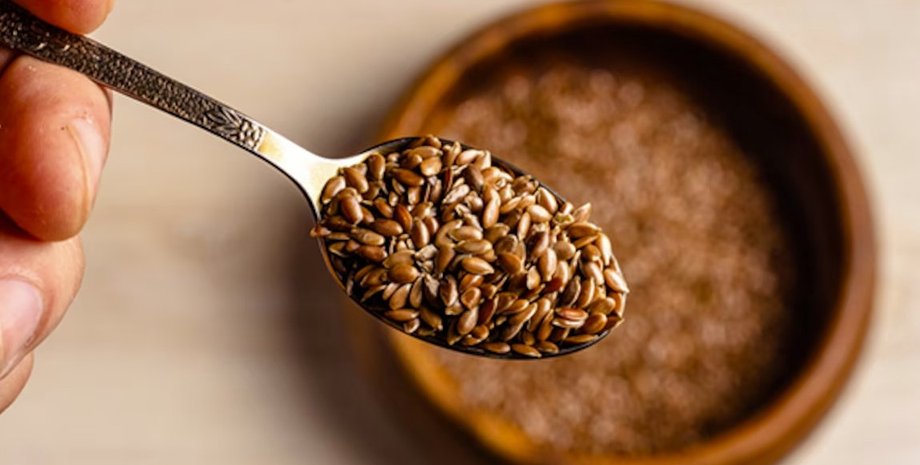 семена льна на ложке