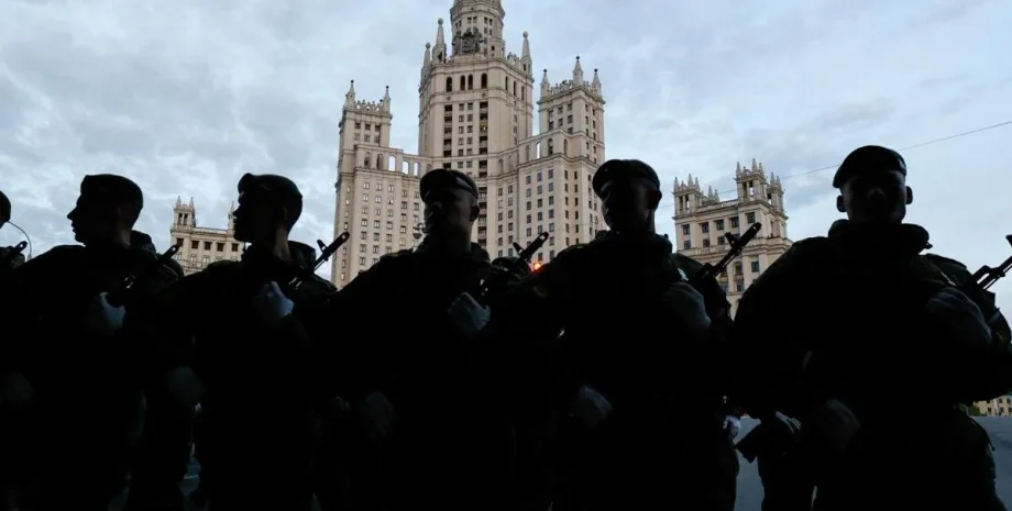 9 мая без связи: Россия массово отключает мобильный интернет