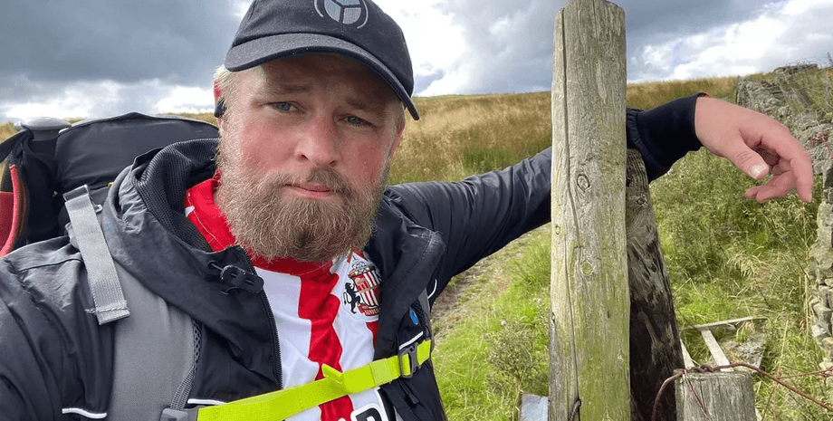 Британець готується до кінця світу, кінець світу, репетирує кінець світу, 260 км через гори, рюкзак із припасами, ходить на роботу через гори,