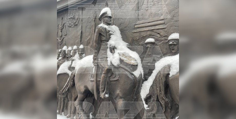 Барельеф в Москве, скульптура в Москве, инцидент на Красной площади, инцидент в Москве, чрезвычайное происшествие на Красной площади