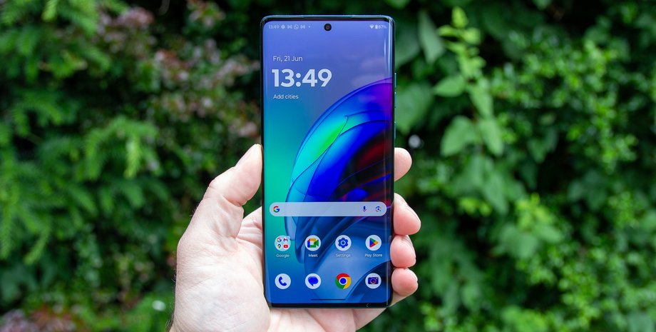 Motorola Edge 50 Fusion смартфон android у руці