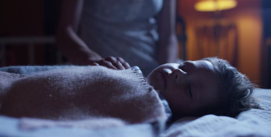 Отец едва не опрокинул колыбель, когда укладывал ребенка спать, курьезы из жизни молодых родителей