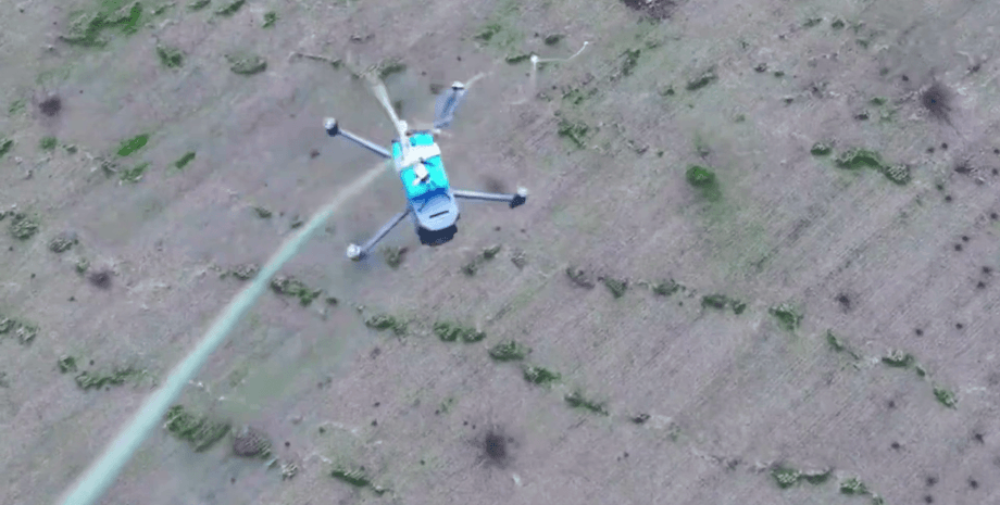 Військові ЗС РФ збивають дрон ЗСУ за допомгою мотузки