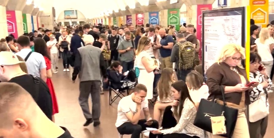 люди в метро в Києві, люди ховаються від обстрілу, люди в метро