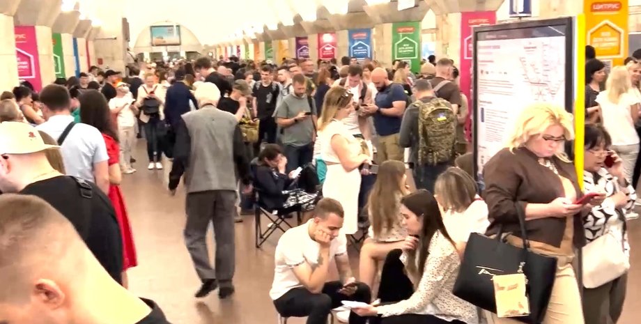люди в метро в киеве, люди прячутся от обстрела в Киеве, люди в метро