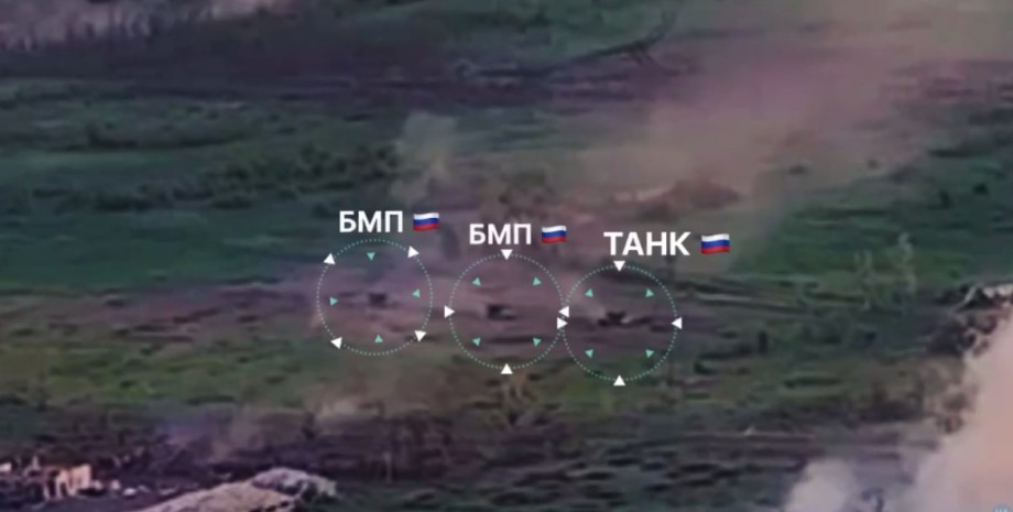 Ukrajinští tankery políbili nádrž do hlavy sloupce přímým zásahem. Poté byli úto...