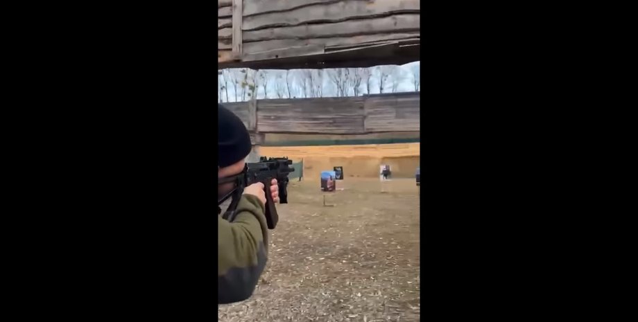 Илья Кива расстрелял портреты Бандеры и Гитлера