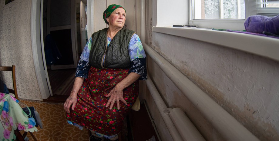 пожилая женщина возле окна, наследство, квартира, пожизненный уход