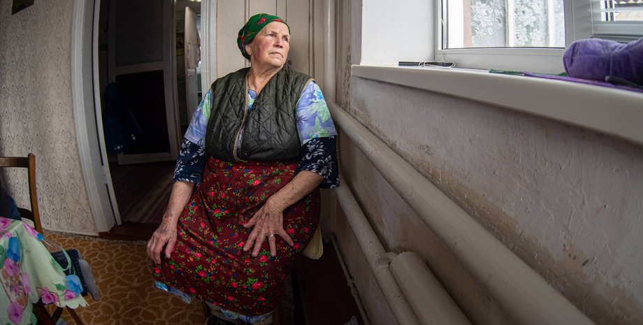 пожилая женщина возле окна, наследство, квартира, пожизненный уход