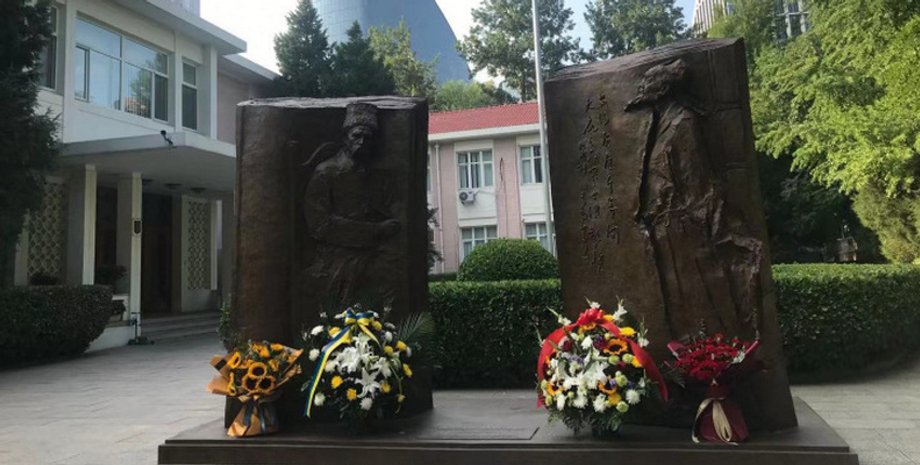 скульптура, пам'ятник, тарас шевченко, китай, Пекін, ду фу, пам'ятник кобзареві, мід України, посольство України, врата душі