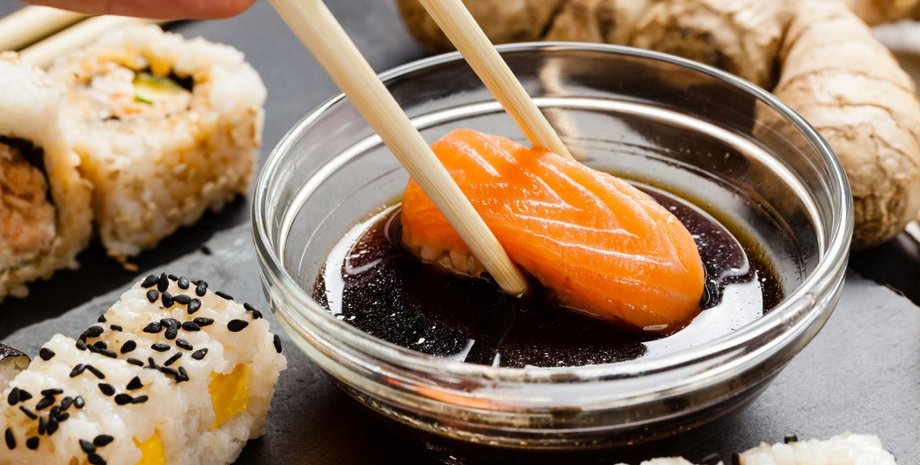 Суші та соєвий соус, їжа, японська кухня, як правильно їсти суші, рецепт соєвого соусу, традиційний соєвий соус, як роблять соєвий соус