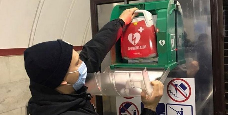 Киев, метро, метрополитен, дефибриллятор, Дворец спорта, полицейский