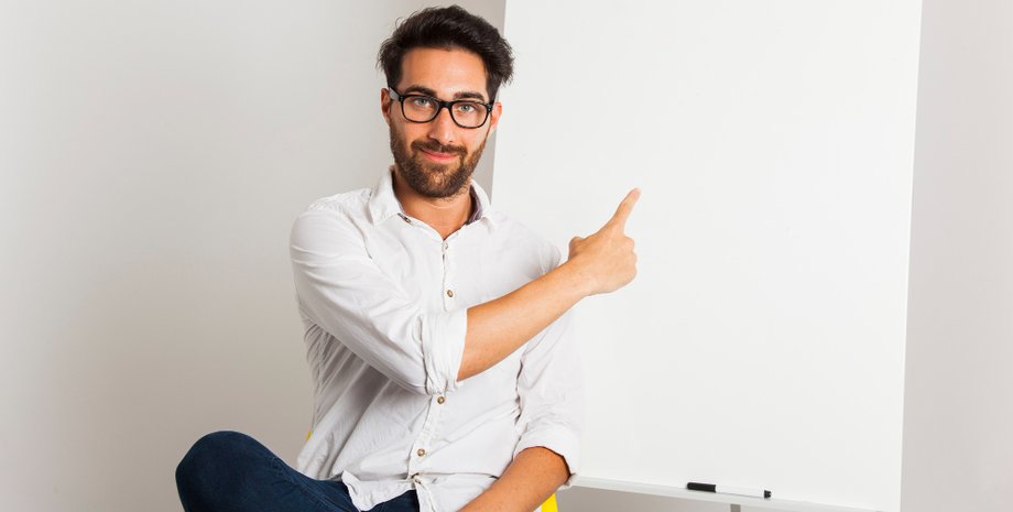 Щотижнева традиція: чоловік малюнками жабки на дошці мотивує людей йти до спортзалу