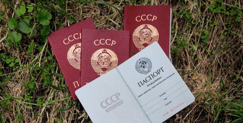 На Київщині знайшли схованку з радянськими паспортами, паспортизація жителів окупованих територій