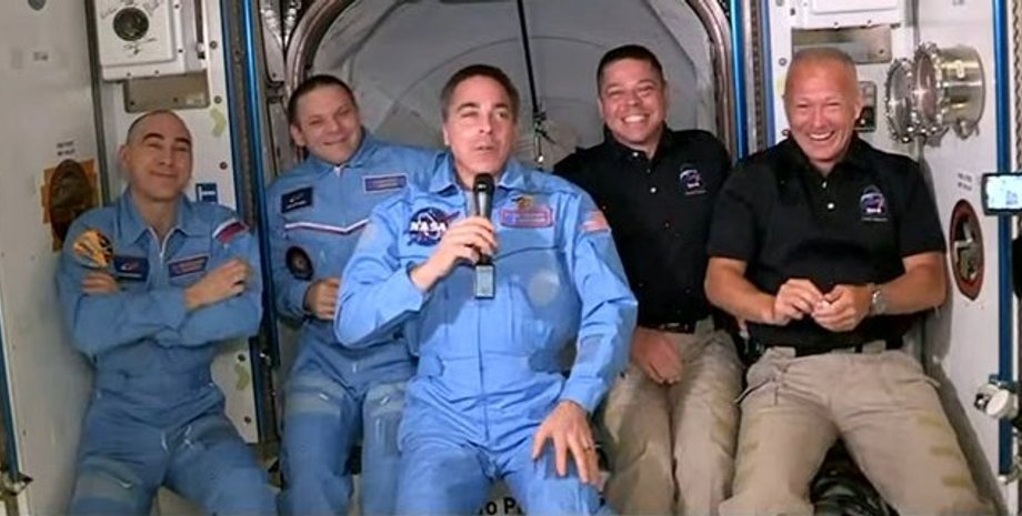 Боб Бенкен и Дуглас Харли (справа) / Скриншот