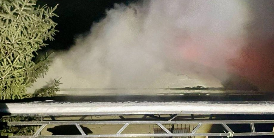 Атака РФ по Запорожью — в городе повреждены дома — фото Российские войска дважды за ночь атаковали Запорожье беспилотниками и повредили жилые дома