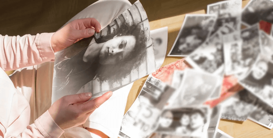 Сімейне фото, таємнича фігура, моторошна фігура, мама з дітьми, діти, незнайомець на фото, вірусне фото