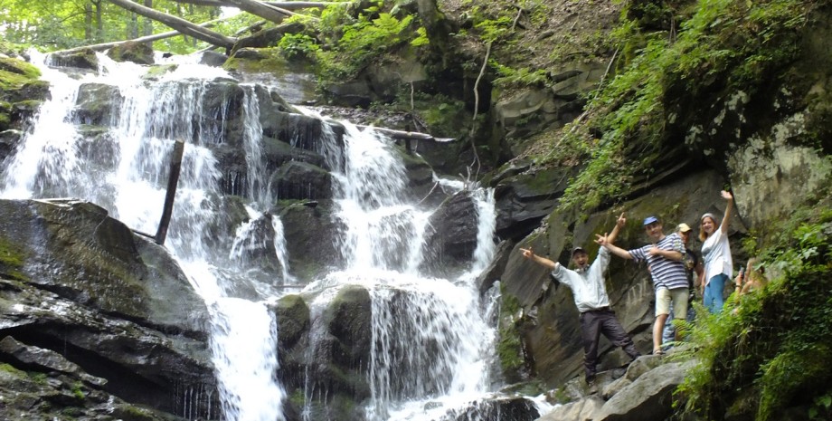 Туристы возле водопада на Закарпатье Туристы исследуют водопад Шипот возле села Пилипец у подножия горы Гимба