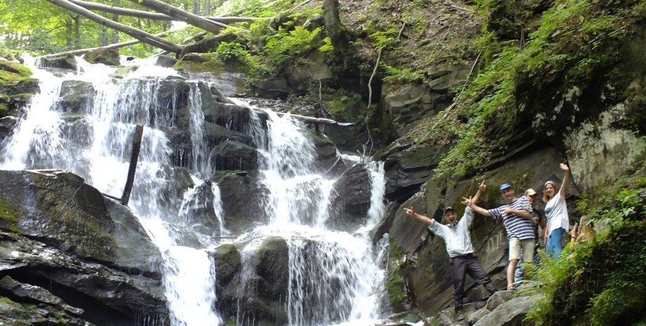Туристы исследуют водопад Шипот возле села Пилипец у подножия горы Гимба